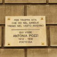 Qui visse Antonia Pozzi – La targa in via Mascheroni a Milano